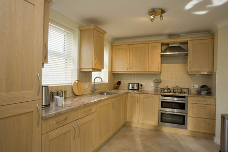 Κλασικά ντουλάπια κουζίνας με πλακίδια στην πλάτη κουζίνας Κλασικά ντουλάπια κουζίνας με πλακίδια στην πλάτη κουζίνας